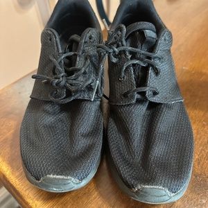 Nike Women's Shoes | Nike Rosherun | Color: Black/Black | Size: 7